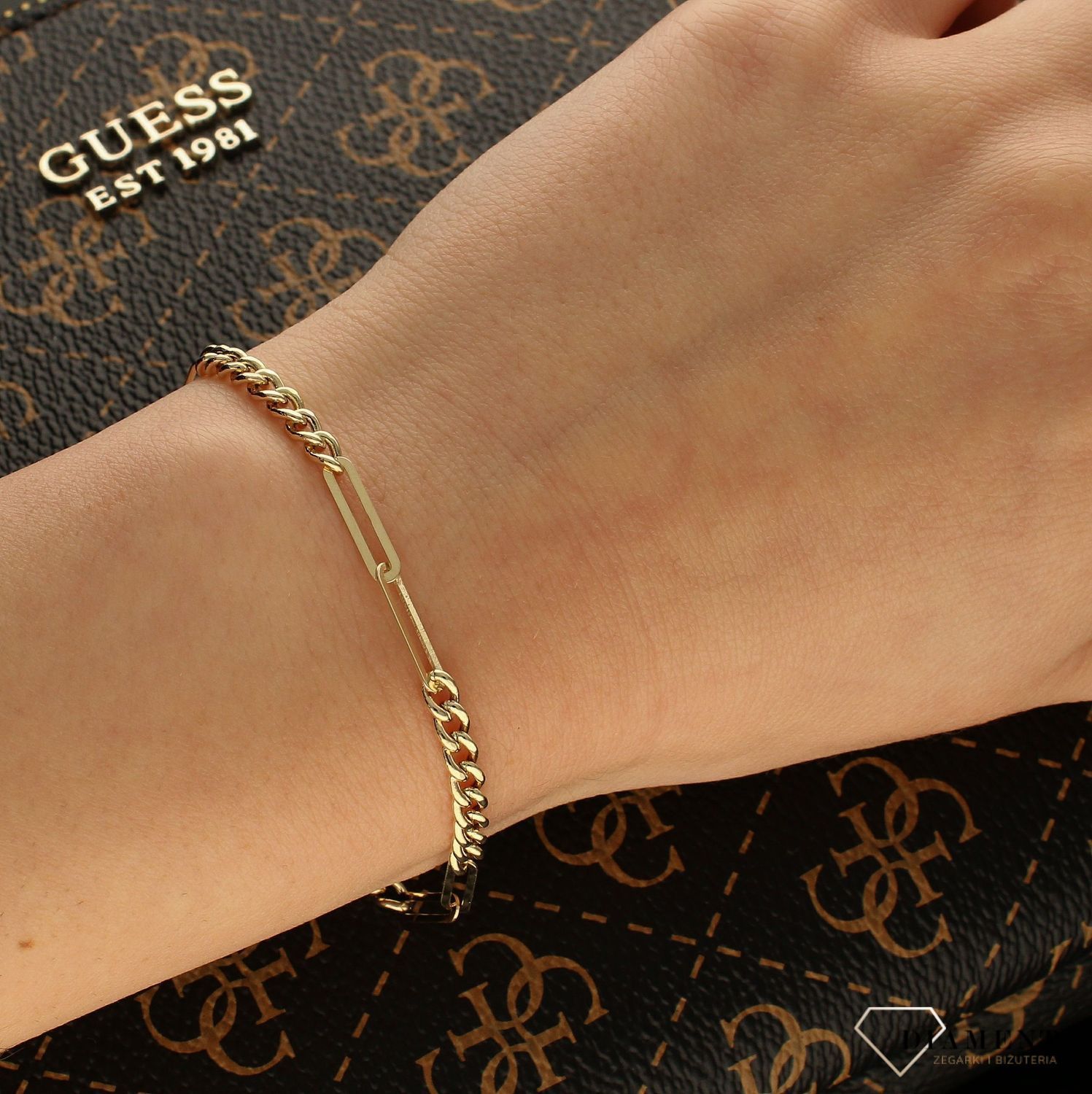 Złota bransoletka z prostymi ogniwami ozdobiona modnym wzorem BR 6426 (1).jpg